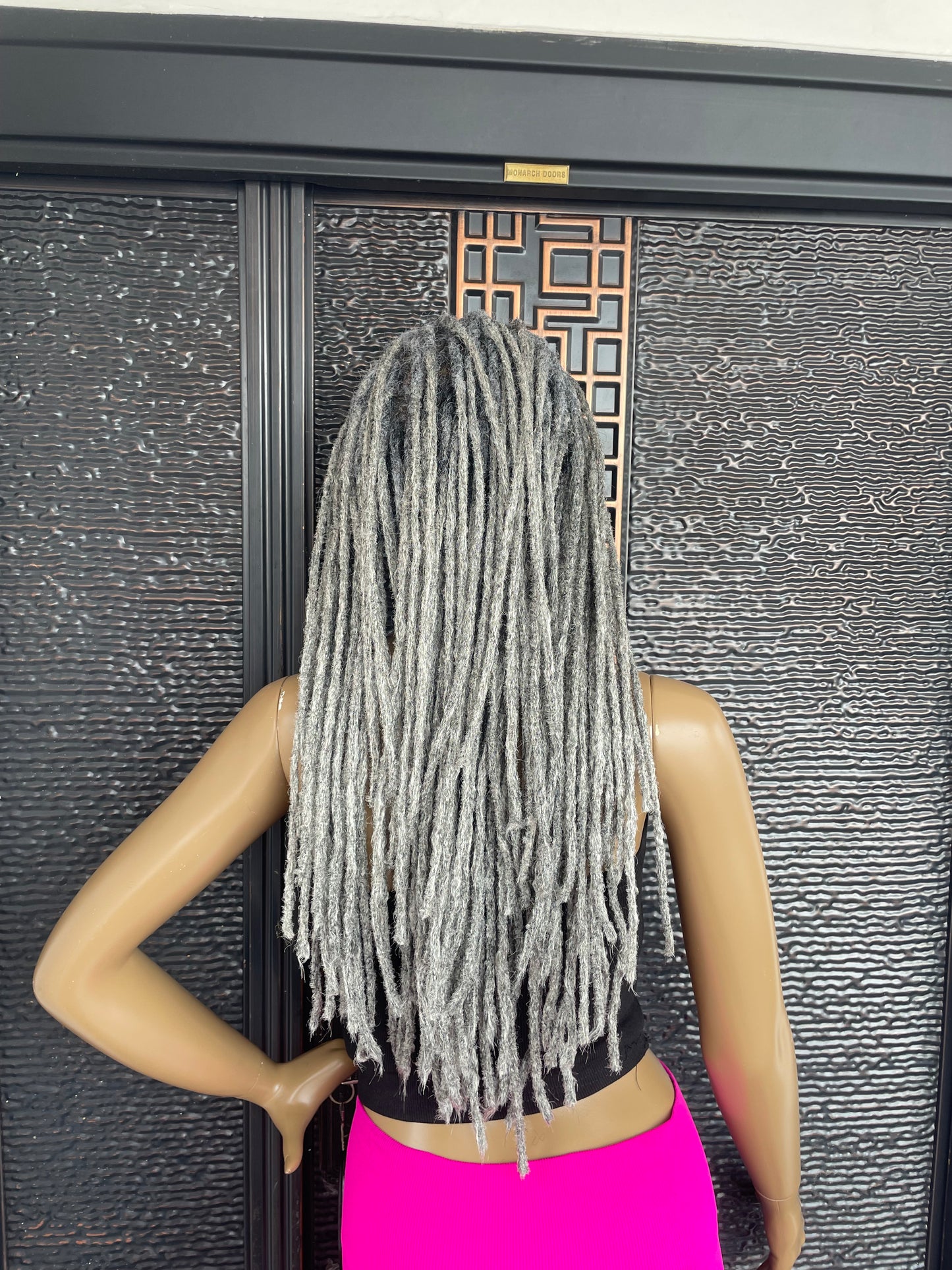 Peluca sintética gris con rastas de 18”