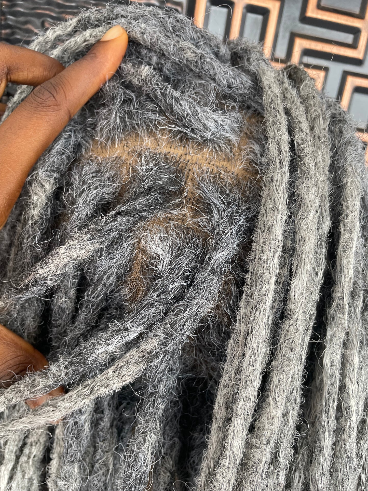 Peluca sintética gris con rastas de 18”